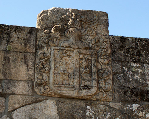 Escudo en la puerta de acceso al castillo